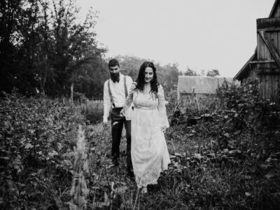 Rustykalny ślub w stodole